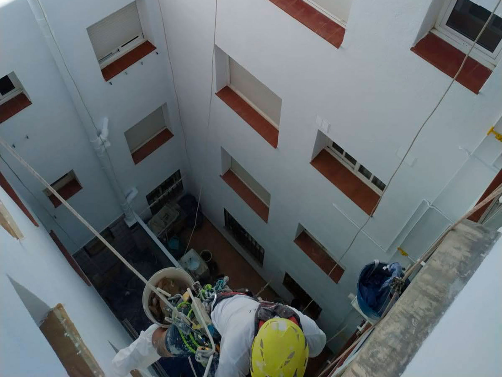 Rehabilitación patio de luces interior