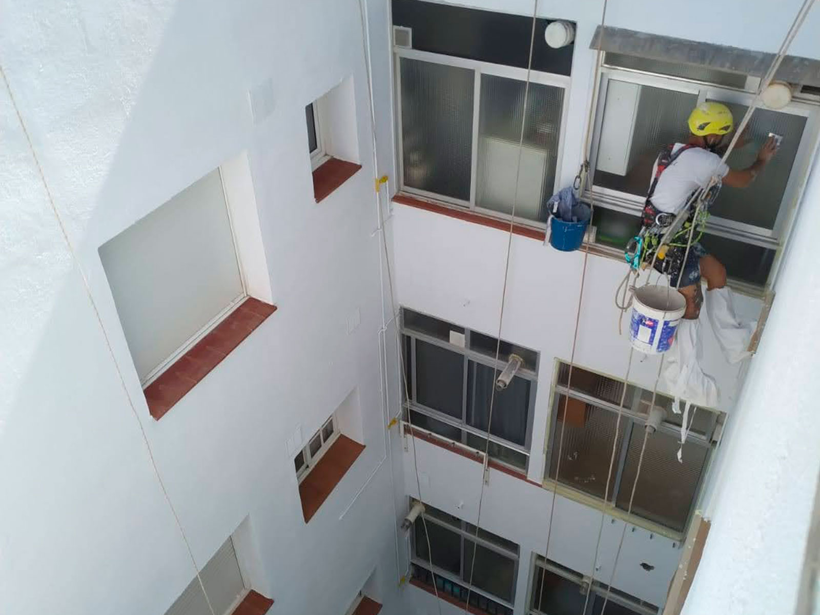 Rehabilitación patio de luces operario