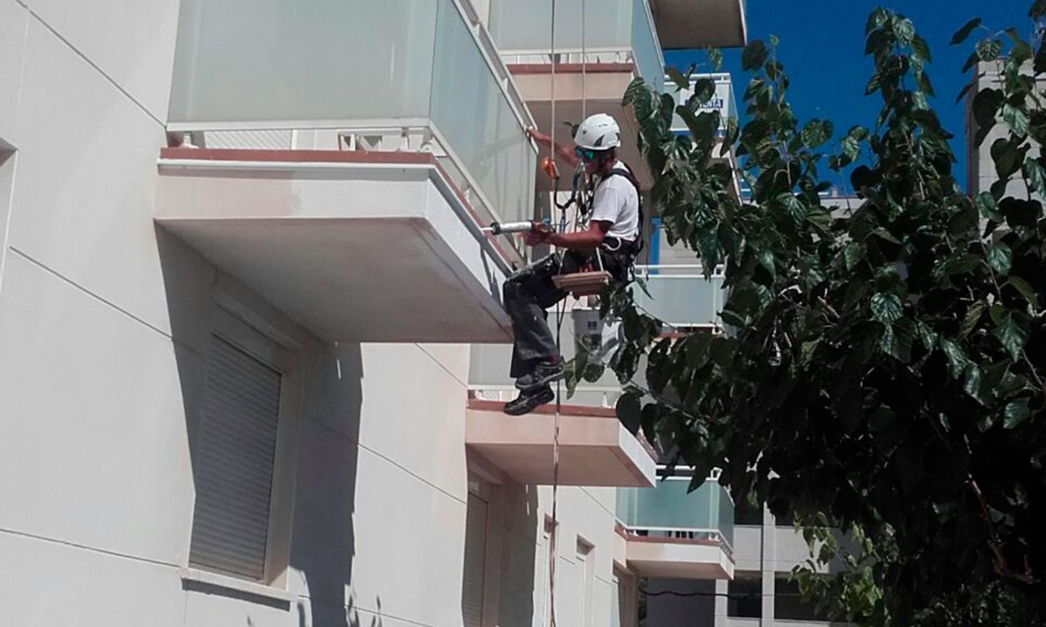 rehabilitacion-edificio-miami-playa-operario